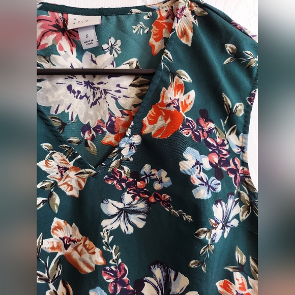 Green Floral Blouse, Size Small - Picture 4 of 4